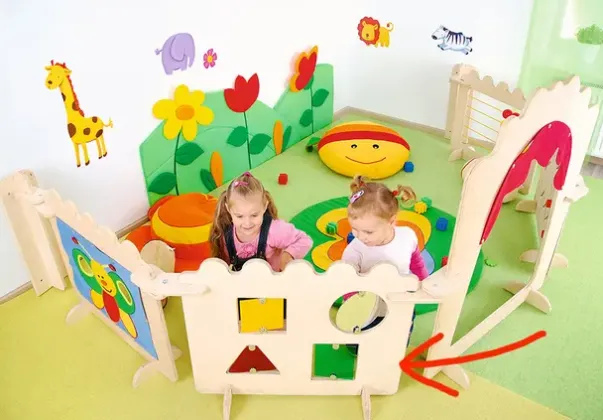 Babyhjørnet vegg med geometriske former