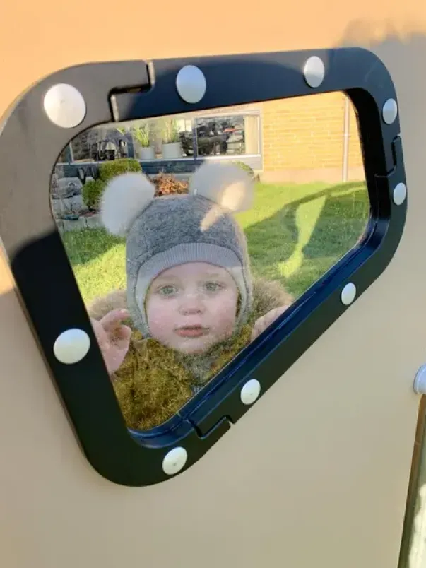 Beca lekehus med vindu og lekepanel