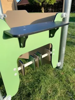 Ben lite lekehus med lekepanel