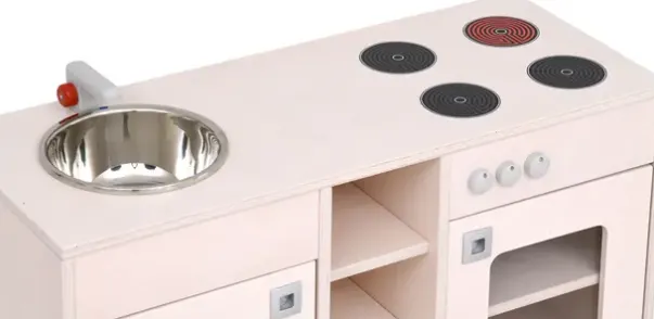 Bianca lekekjøkken uten sokkel