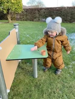 Bibi lekehus med lekepanel og bord