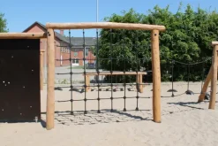 Core klatrenett med robiniastolper