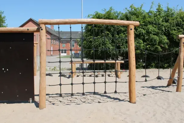 Core klatrenett med robiniastolper