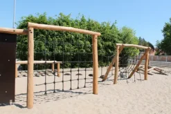 Core klatrenett med robiniastolper