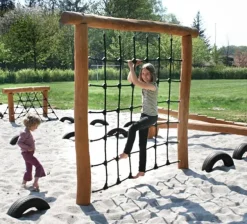 Core klatrenett med robiniastolper