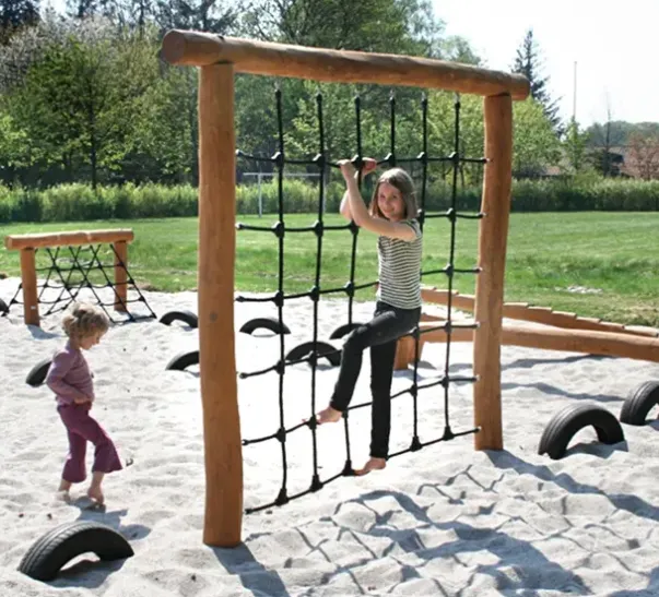 Core klatrenett med robiniastolper