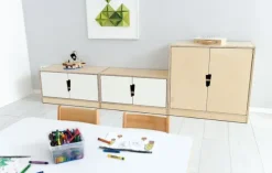 Hedda S reol med hvite dører og hjul