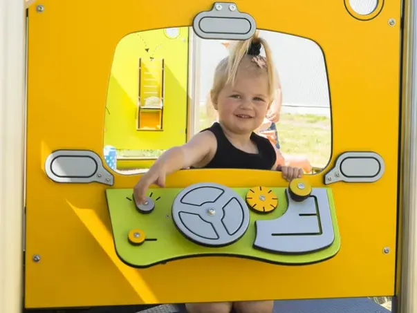 Milo lekehus med aktivitetspaneler