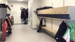 Mona garderobehylle med dør 2 rom