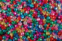 Plastperler fasettformet