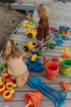 Stort sandsett med kjøretøy