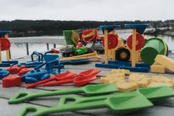 Stort sandsett med kjøretøy