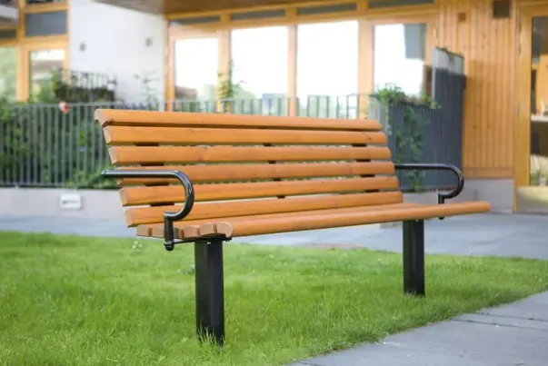 Strøget Benk med armlene - Furu