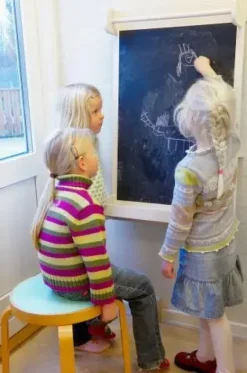 Vegghengt staffeli med tavle