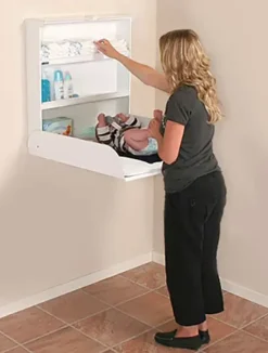 Vegghengt stellebord med madrass