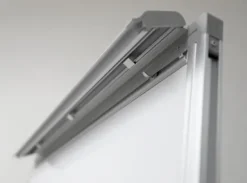 Whiteboardtavle på mobilt stativ