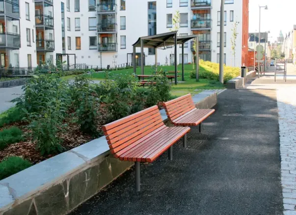 Yarden benk med ryggstøtte