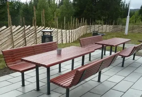 Yarden benk med ryggstøtte